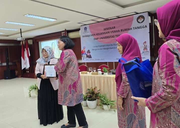 Cerdas Kelola Uang, Berani Berwirausaha: Kiprah DWP UT untuk Ibu Hebat 