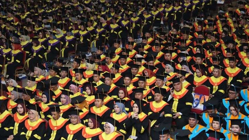 Wisudawan Terbaik dan Inspiratif UT Buktikan: Belajar Mandiri Cetak Lulusan Unggul dan Siap Berkontribusi!